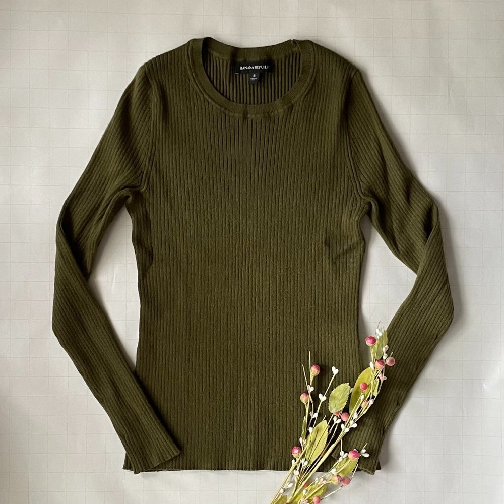 LIKE NEW Banana Republic Ribbed Olive Green Crewneck Sweater Size Small